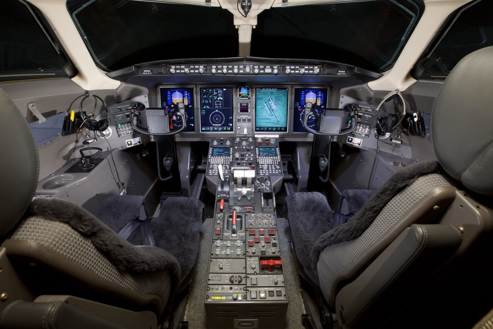 Cockpit of Challenger 300